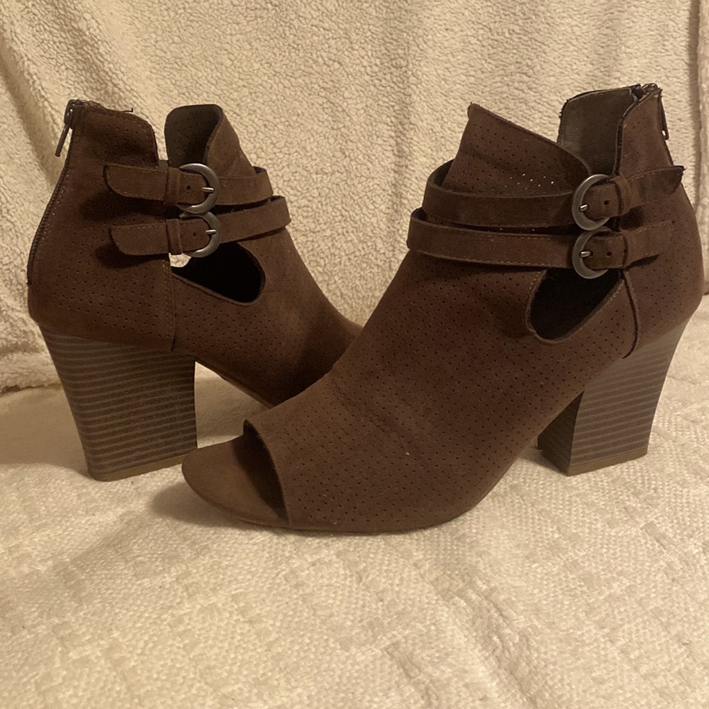 3” Heeled boot w/decorative buckled straps